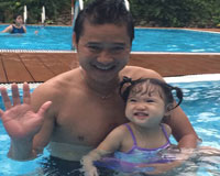 Hồng Sơn cùng công chúa út nô đùa bên bể bơi