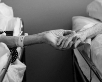 Cảm động cặp vợ chồng 62 tuổi nắm tay nhau tới phút qua đời