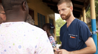Bác sĩ nhiễm Ebola và hành trình giành giật sự sống