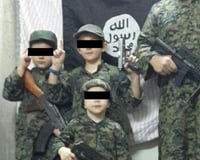 Cậu bé 7 tuổi cầm thủ cấp của lính Syria gây sốc