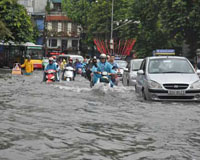 Hà Nội 'biến thành sông' sau cơn mưa lớn kéo dài