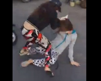Hai thiếu nữ lao vào hỗn chiến giữa đường