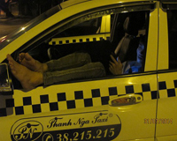 Tài xế taxi sợ chết khiếp vì 'kiều nữ bóng đêm'