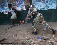 Bạo loạn ở tâm dịch Ebola, cảnh sát nã súng vào dân thường