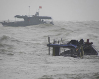 Tàu chở 20 người bị chìm trên vịnh Hạ Long vì gặp giông lốc