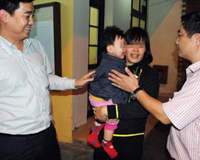 Gay cấn giải cứu bé trai bị bố đẻ người Đài Loan bắt cóc