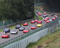 Hàng trăm siêu xe Ferrari khủng náo loạn trường đua