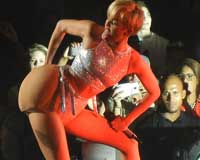 Miley Cyrus độn mông khủng và phun nước vào mặt khán giả