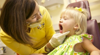 Mẹo chữa sâu răng cho trẻ cực nhanh bằng tỏi, lá hẹ