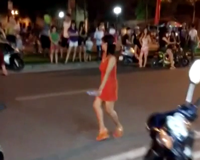 Thiếu nữ xinh đẹp say rượu nhảy múa trên đường