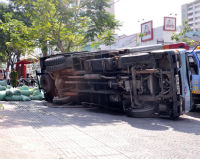 Xe tải lật nhào “nằm” xuống đường đè chết một phụ nữ