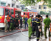 Siêu thị cháy lớn, người dân tháo chạy tán loạn