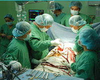 Nữ y tá bị đâm thủng bụng khi khâu vết thương cho bệnh nhân
