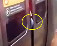 Bi hài chàng trai bị mắc kẹt “của quý” ở cửa tàu điện ngầm