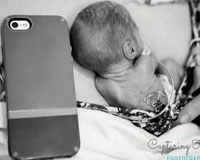 Sự sống mãnh liệt của bé sơ sinh nhỏ bằng chiếc điện thoại