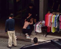 Người phụ nữ bị lột sạch đồ giữa chợ vì tội ăn trộm