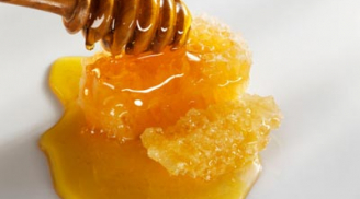 Tự chế son dưỡng môi đơn giản với mật ong