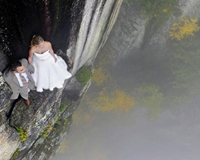 Thót tim xem chụp ảnh cưới trên vách núi dựng đứng