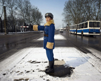 Nữ cảnh sát giao thông Triều Tiên đẹp mong manh trong tuyết