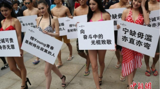 Thiếu nữ diện bikini xuống đường tuần hành 'Ngày Độc thân'