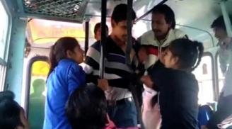 Hai nữ sinh tấn công 3 kẻ sàm sỡ mình trên xe buýt