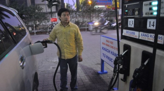 Hà Nội: Lần đầu tiên khách hàng được tự bơm khi mua xăng