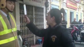 Cô gái rút dao dọa chém CSGT giữa phố