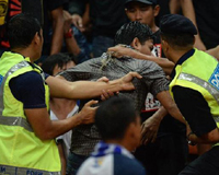 Fans cuồng hành hung CĐV Việt Nam, tuyển Malaysia bị phạt?
