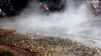 Hàng nghìn lít hóa chất đổ ra đường, bốc khói ngùn ngụt
