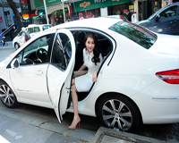 Hoa hậu Đặng Thu Thảo đi xe sang chấm thi thời trang