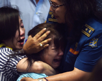 Vớt được 40 thi thể, thân nhân hành khách QZ 8501 khóc ngất