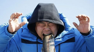 Độc đáo lễ hội câu cá bằng miệng trên sông băng