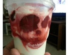 Giật mình với “hộp sọ ma quái” xuất hiện trong ly kem