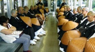 Những cảnh tượng kỳ quặc chỉ có trên tàu điện ở Nhật Bản