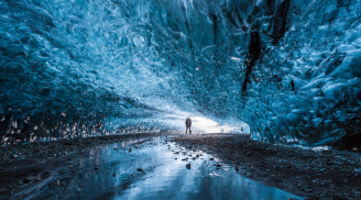 Ngỡ ngàng trước vẻ đẹp lộng lẫy của hang động băng ở Iceland