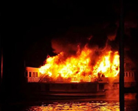 Tàu du lịch Hạ Long chở 16 khách nước ngoài bốc cháy dữ dội