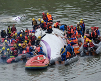 Máy bay Đài Loan gặp nạn: Thi thể 'rơi từ trên trời xuống'