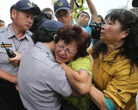 Máy bay Đài Loan rơi: Thân nhân khóc ngất trong tang lễ