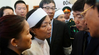 Vợ ông Nguyễn Bá Thanh khóc ngất bên chồng
