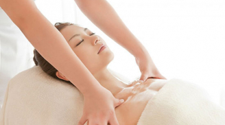 Massage sai cách khiến ngực 'chảy dài'