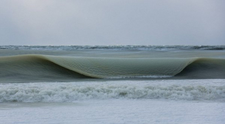 Khó tin: Sóng biển bất ngờ đóng băng