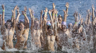 Đỏ mặt với lễ hội tắm khỏa thân ở Australia dịp đầu năm