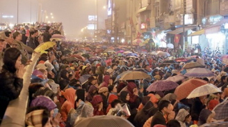 Hàng nghìn người Hà Nội đội mưa cầu an, tắc đường kéo dài