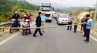 Dân dựng rào, chặn cao tốc Nội Bài - Lào Cai gây ách tắc