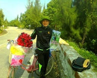 Đạp xe ngàn cây số tặng bạn gái 99 bông hồng, 99 viên socola