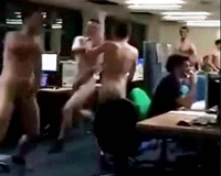 Nhóm nam sinh khỏa thân chạy náo loạn trong thư viện