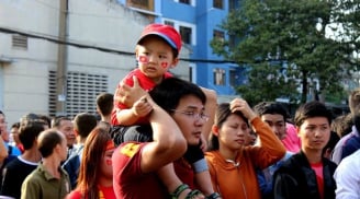 Biển người xếp hàng vào xem Olympic Việt Nam