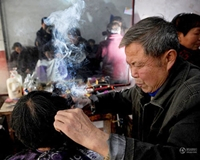 Kiểu cắt tóc dùng thanh kẹp sắt nóng độc đáo ở Trung Quốc