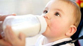 Cách xử lý khi trẻ bú bình bị sặc sữa