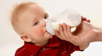 Cách để trẻ không bao giờ bị sặc sữa khi bú bình
